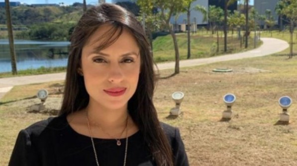 A delegada foi indiciada pela prática de crimes de porte ilegal de arma de fogo, já que a arma utilizada no crime pertencia a ela.