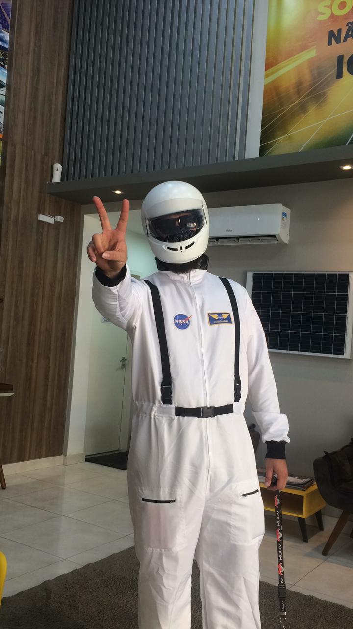 Homem vestido de astronauta em Ipatinga