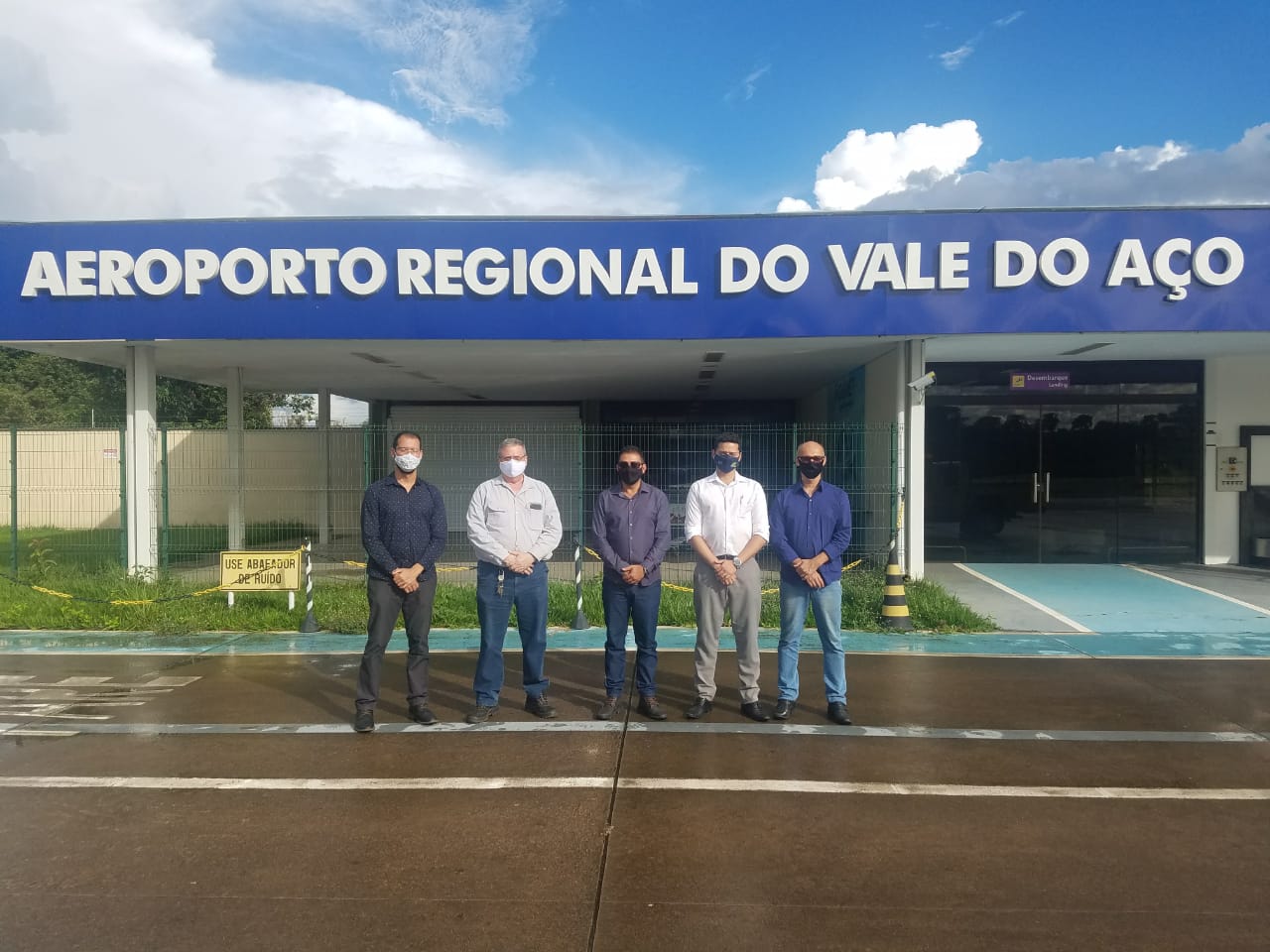 Autoridades no aeroporto de santana do paraíso