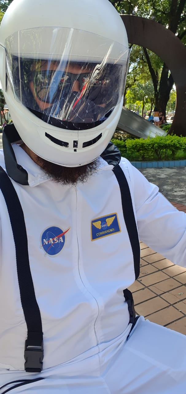 Homem vestido de astronauta em Ipatinga