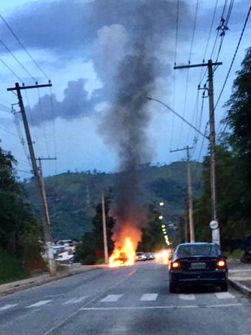 Carro pega fogo no Alegre em Timóteo