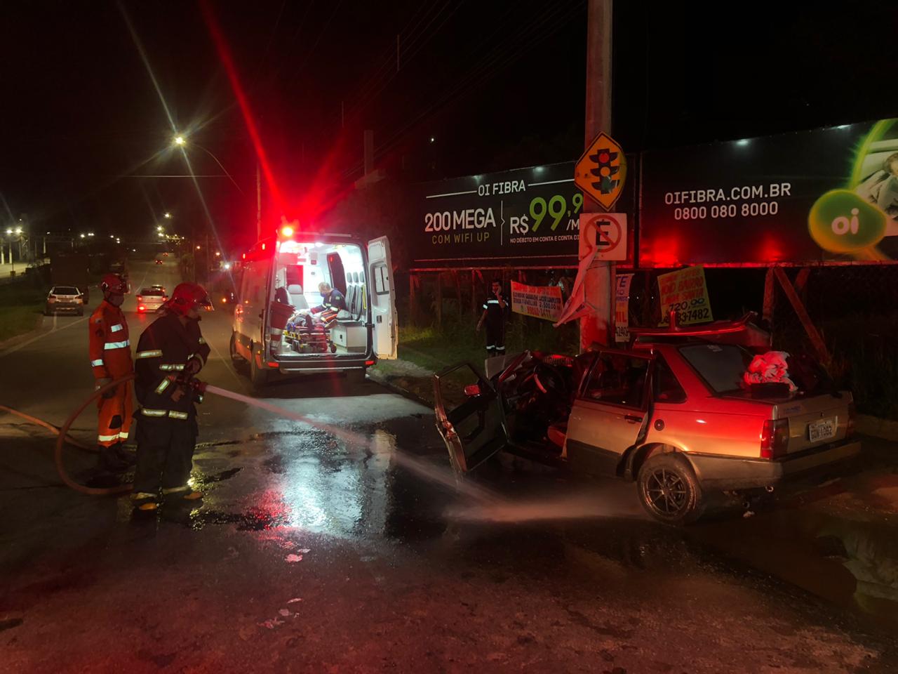 Carro bate em poste em Belo Horizonte