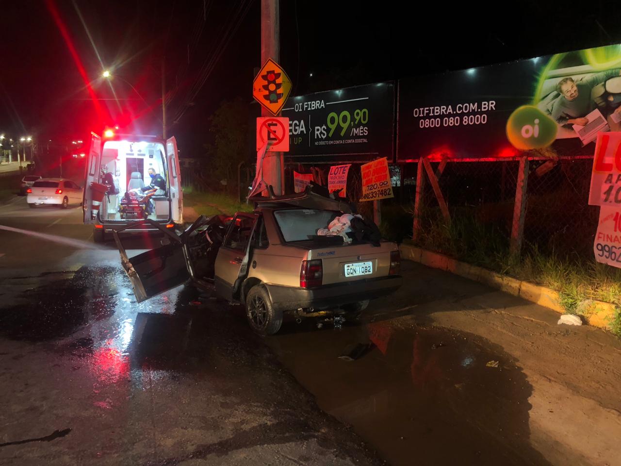 Carro bate em poste em Belo Horizonte