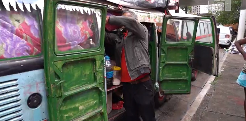  Sem possibilidade de pagar aluguel, brasileiros moram em carros, peruas e ônibus
