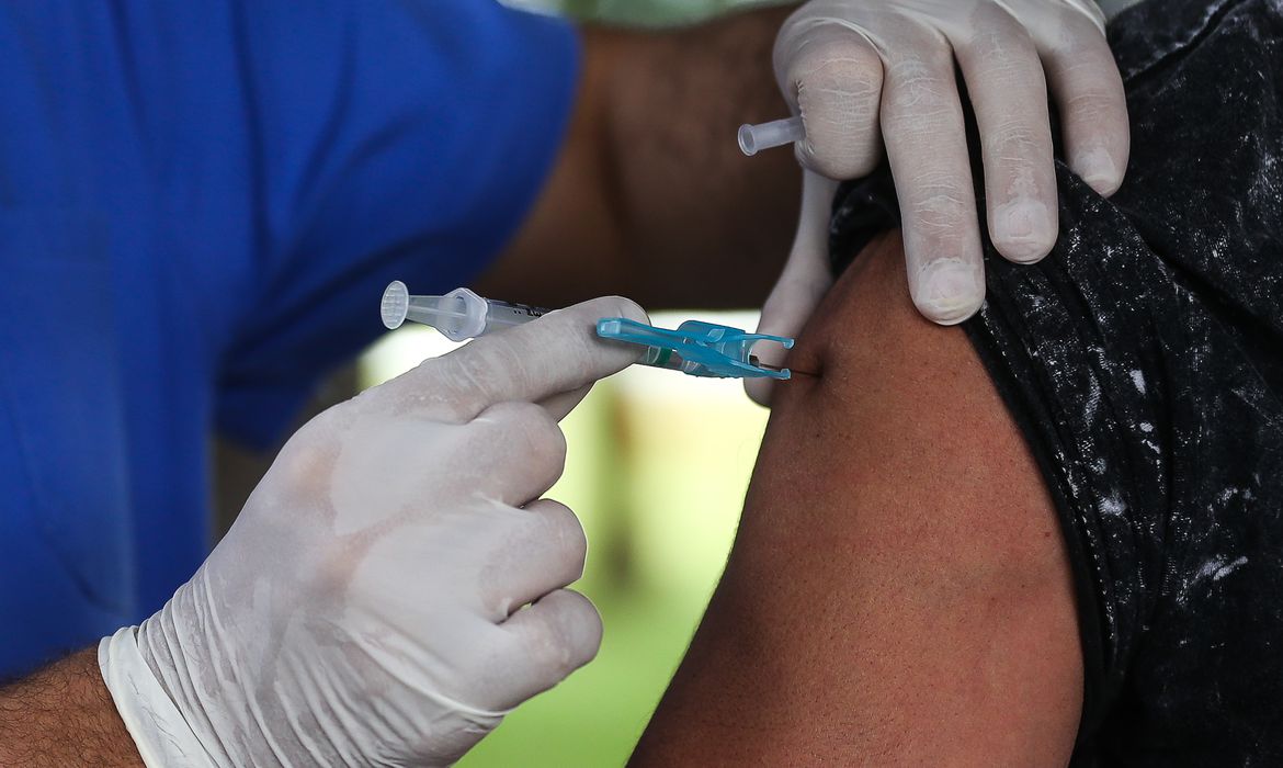  Mais de metade dos brasileiros com mais de 60 anos se vacinaram com a 1ª dose