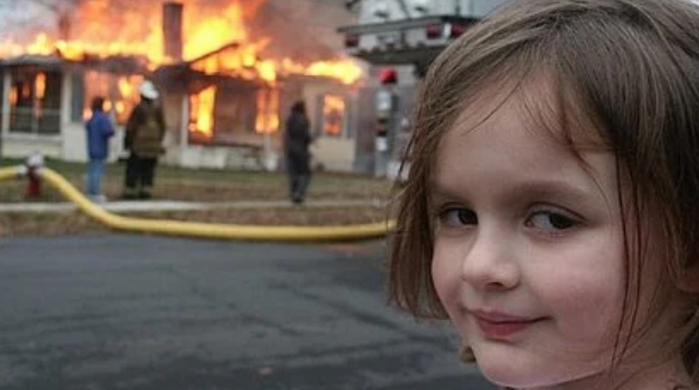 Menina do meme em frente a chamas revela história por detrás de seu sorriso: “incêndio controlado”