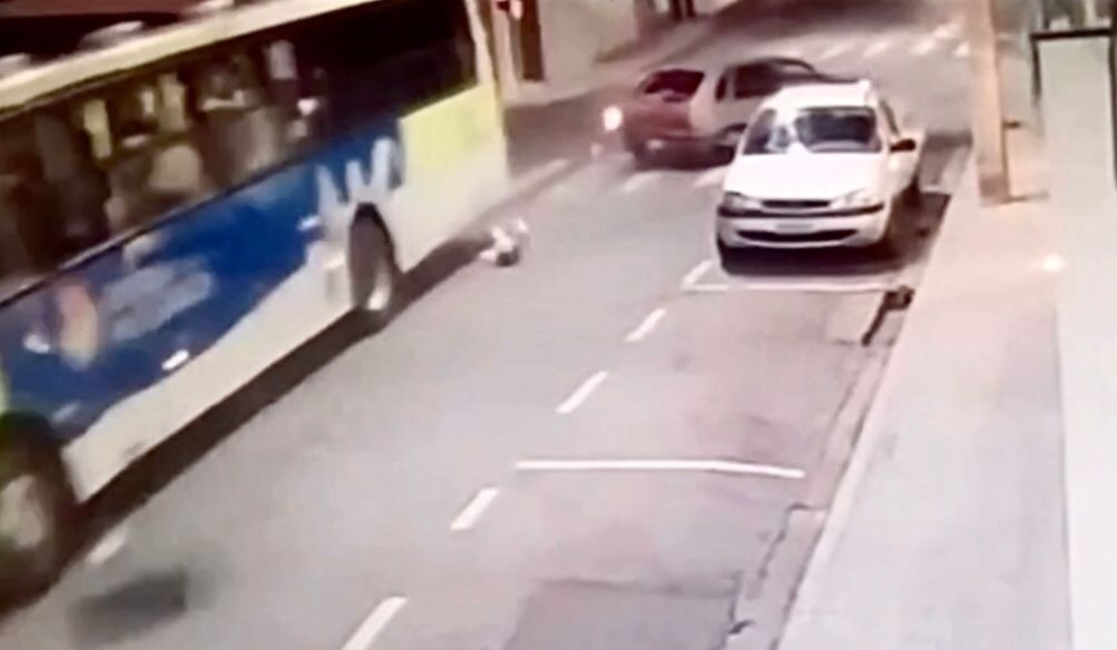  Vídeo mostra menino atirado para fora do carro rumo às rodas de ônibus em movimento