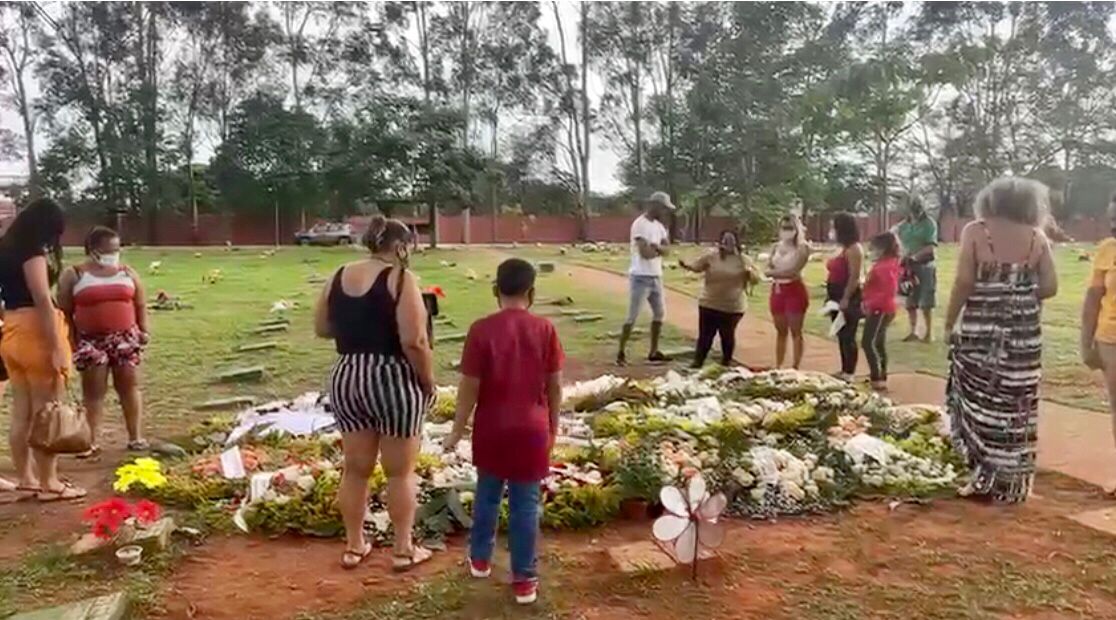 Plox em Goiânia visita cemitério onde Marília Mendonça está sepultada