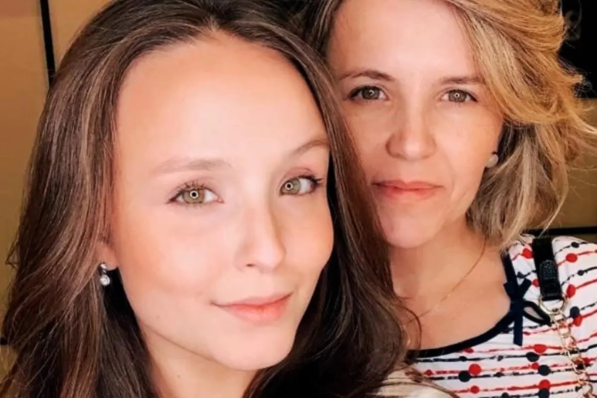 Em seu livro O Mundo de Larissa Manoela, publicado em 2017, Larissa expôs  jeito controlador da mãe