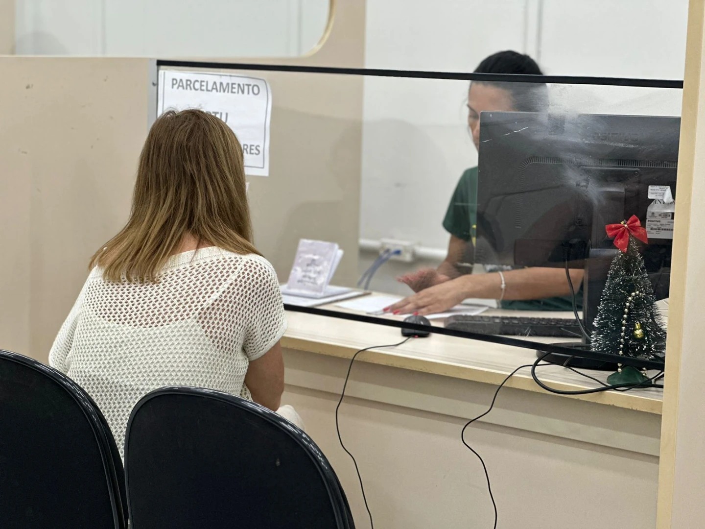 Reunião na prefeitura com servidores explicando condições do Refis