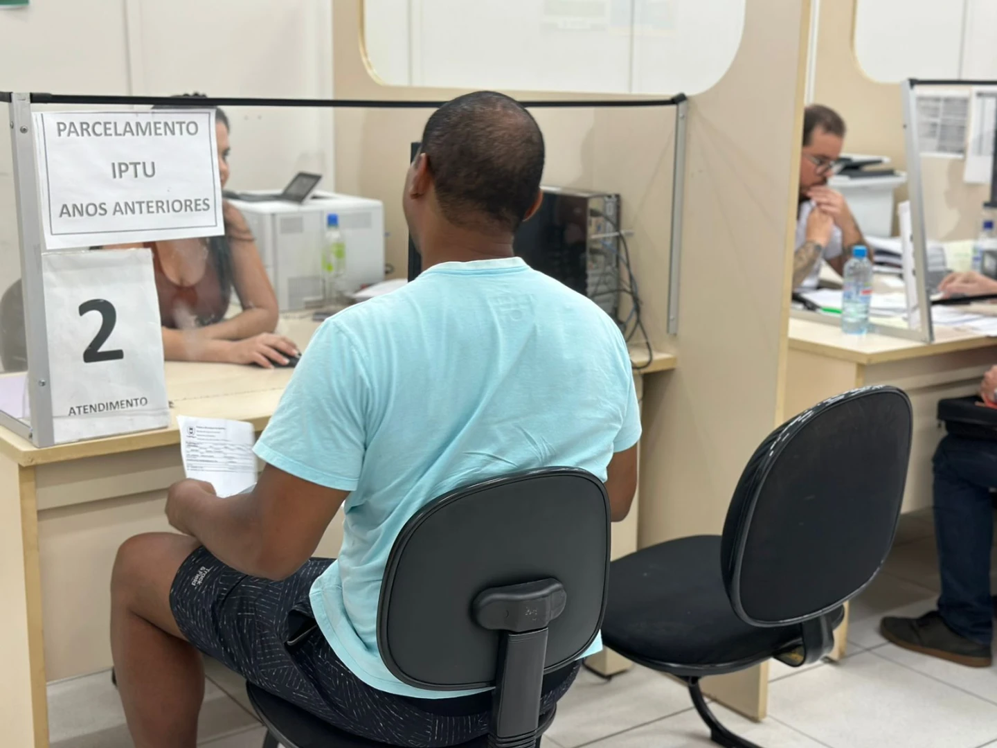 Servidores da prefeitura atendendo contribuintes na central de tributos
