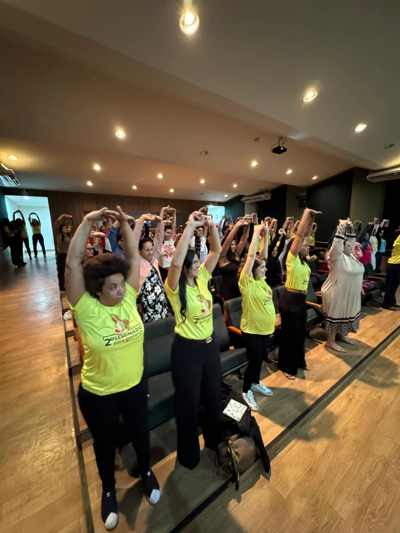 Gestantes participando de atividades de alongamento e relaxamento no seminário