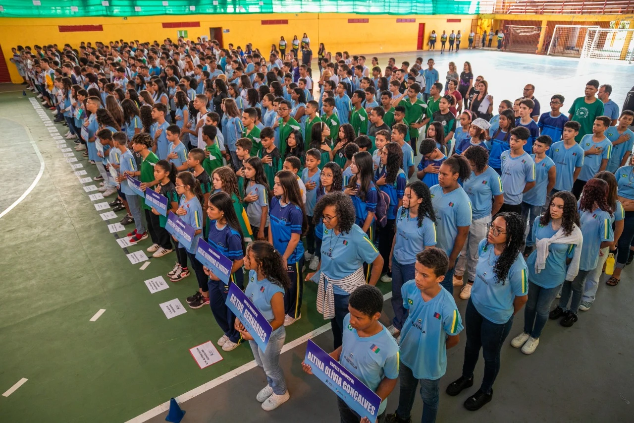 Estudantes participando de competições de xadrez durante o JEI