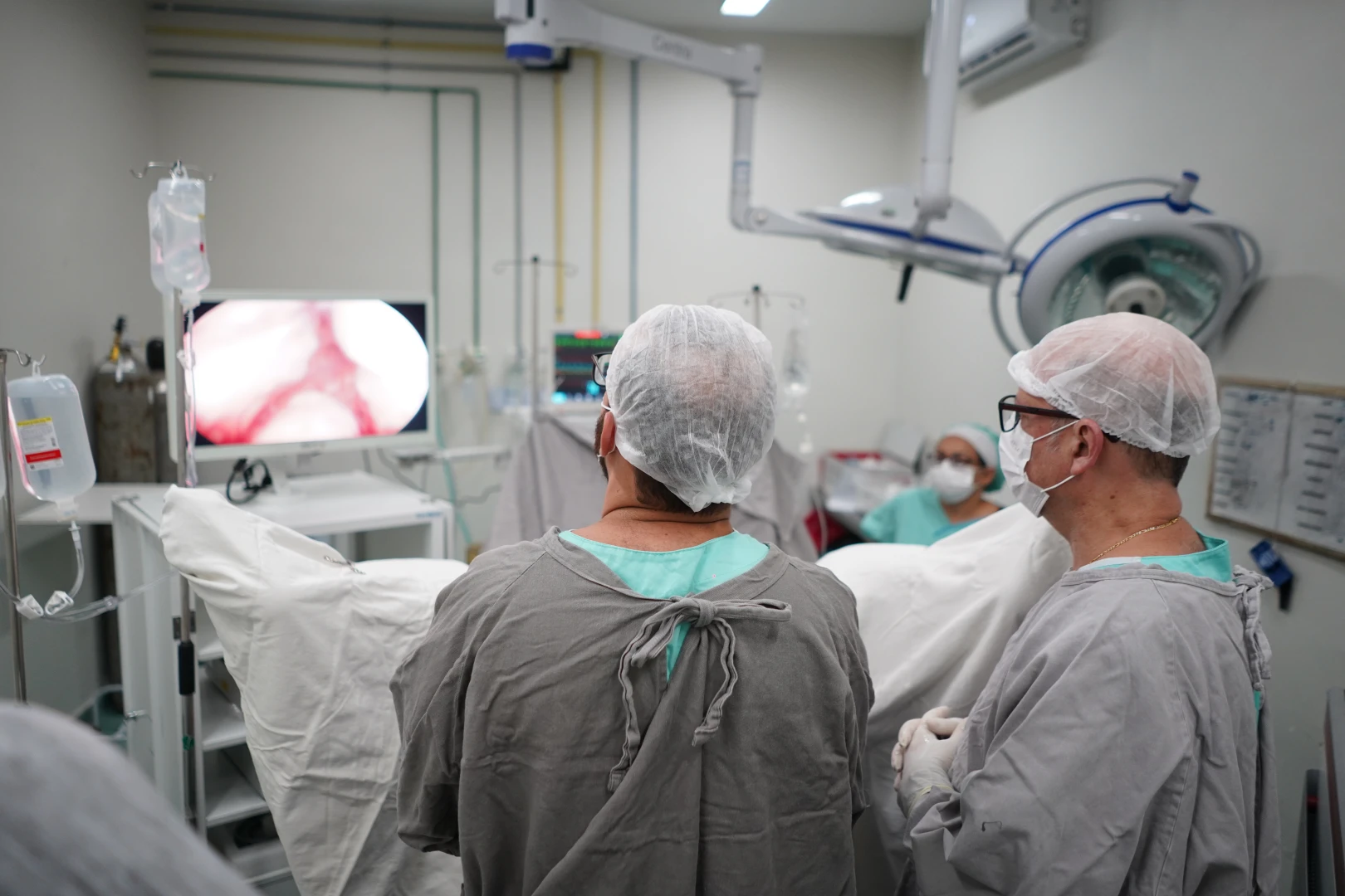 Paciente sendo atendida durante procedimento cirúrgico no hospital do Leste de Minas
