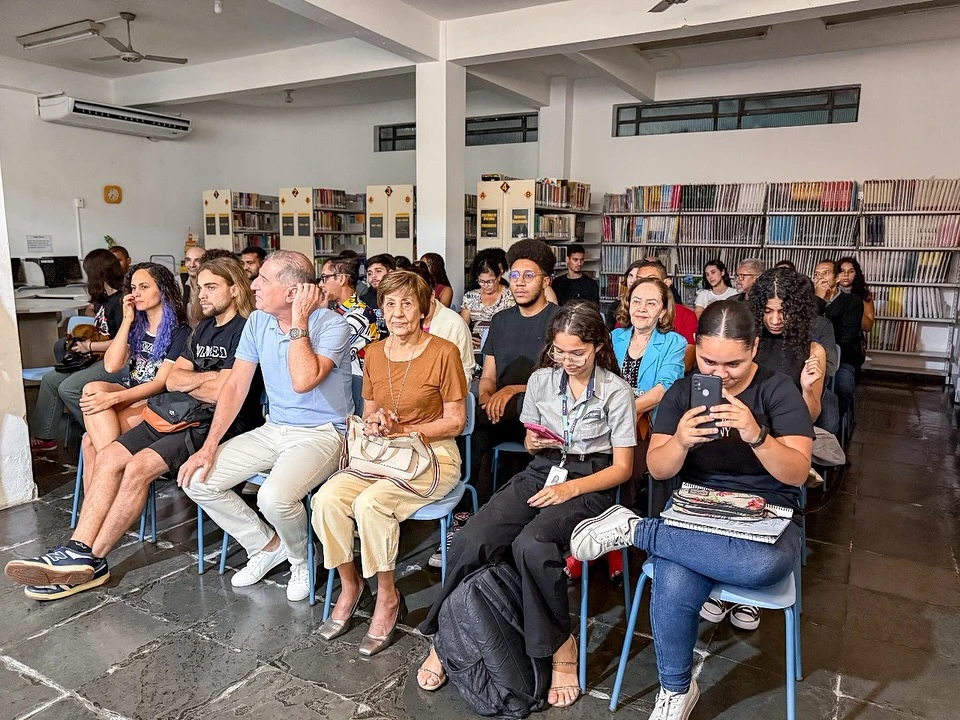 Músicos e artistas em apresentações durante a noite cultural em Ipatinga