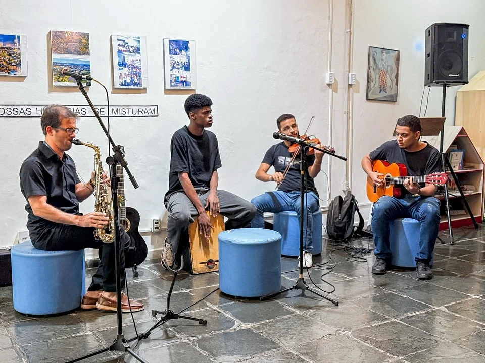 Participantes interagindo em oficinas culturais na noite de Ipatinga