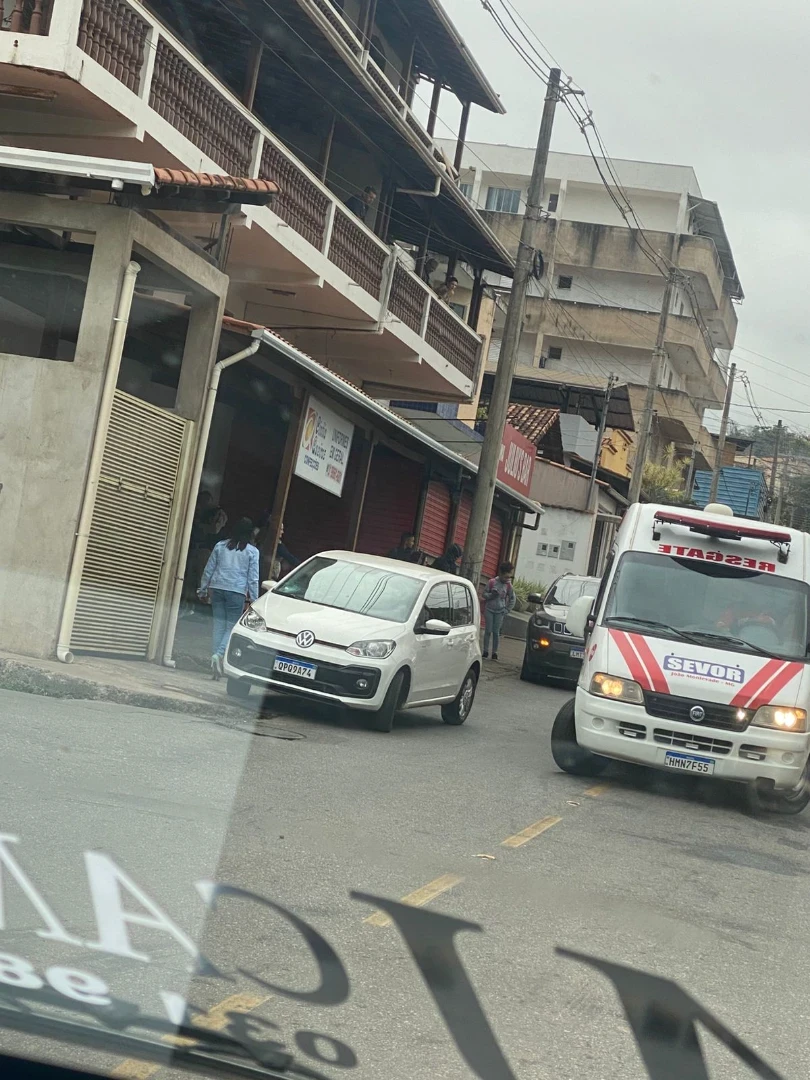 Duas crianças ficam feridas ao se chocarem contra carro em João Monlevade 1 Imagem