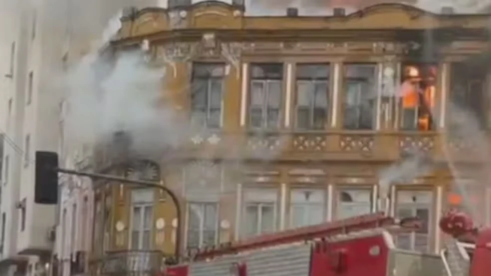 Incêndio consume casarão na Lapa