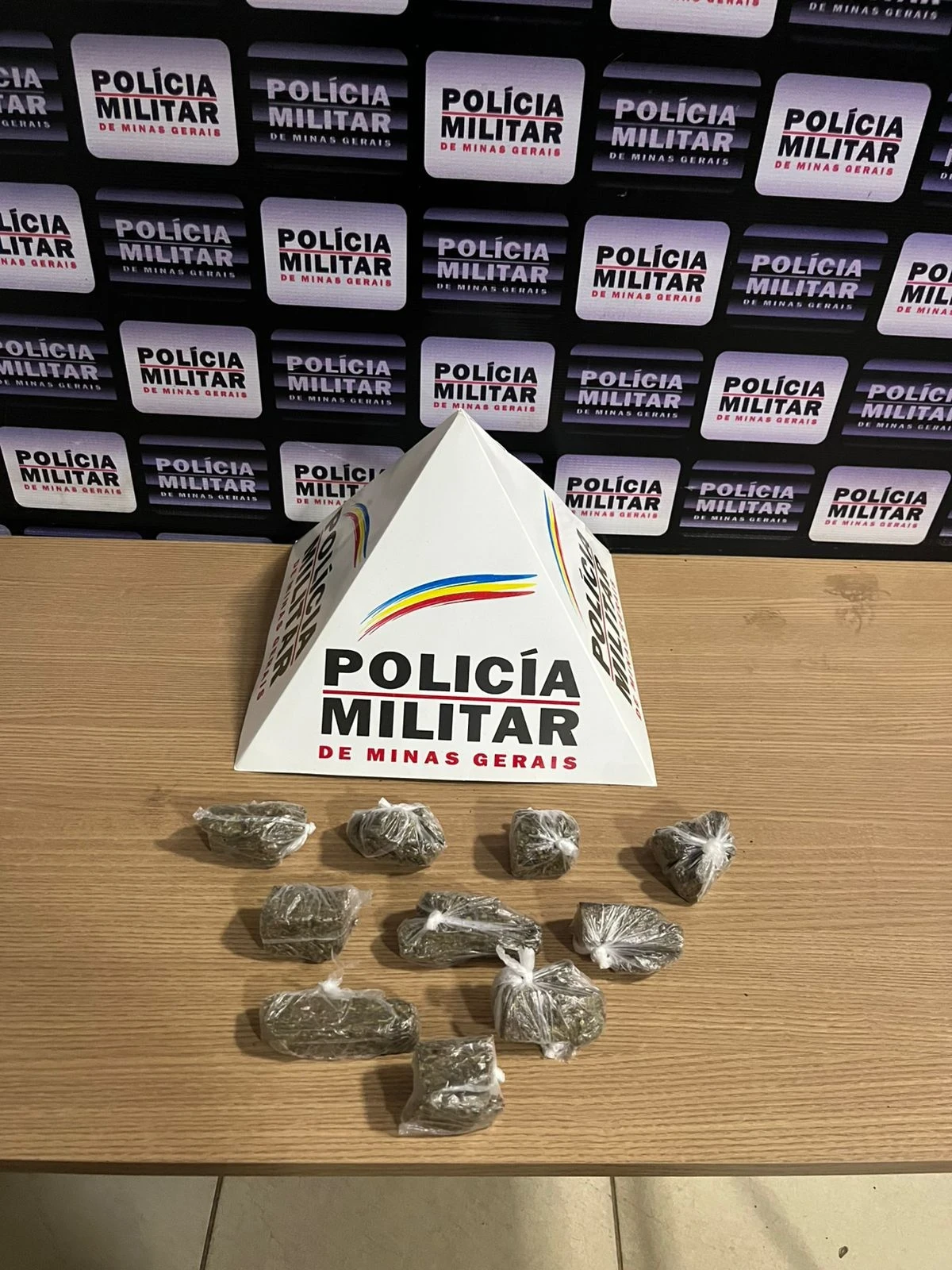 POLÍCIA MILITAR CONFISCA DROGAS NO BAIRRO SANTO ANTÔNIO