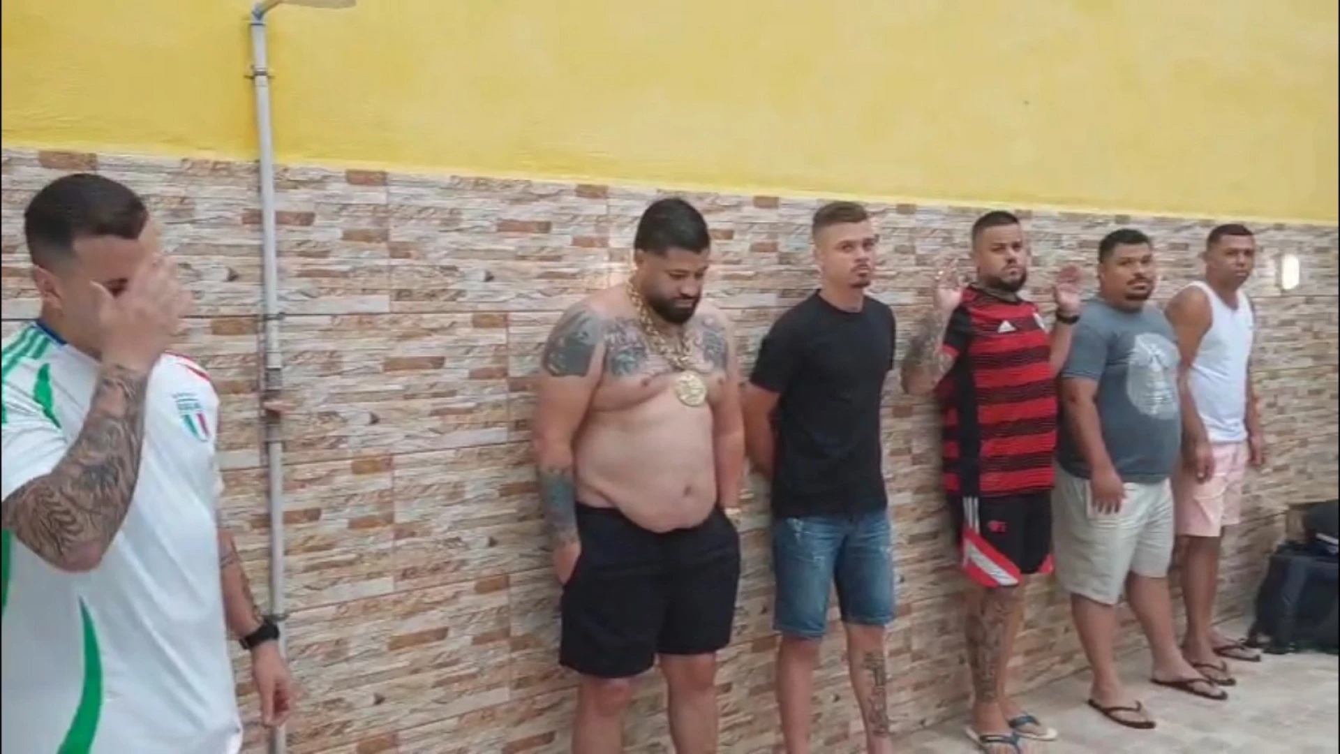 Claro, por favor, envie a legenda que você gostaria que eu reescrevesse.