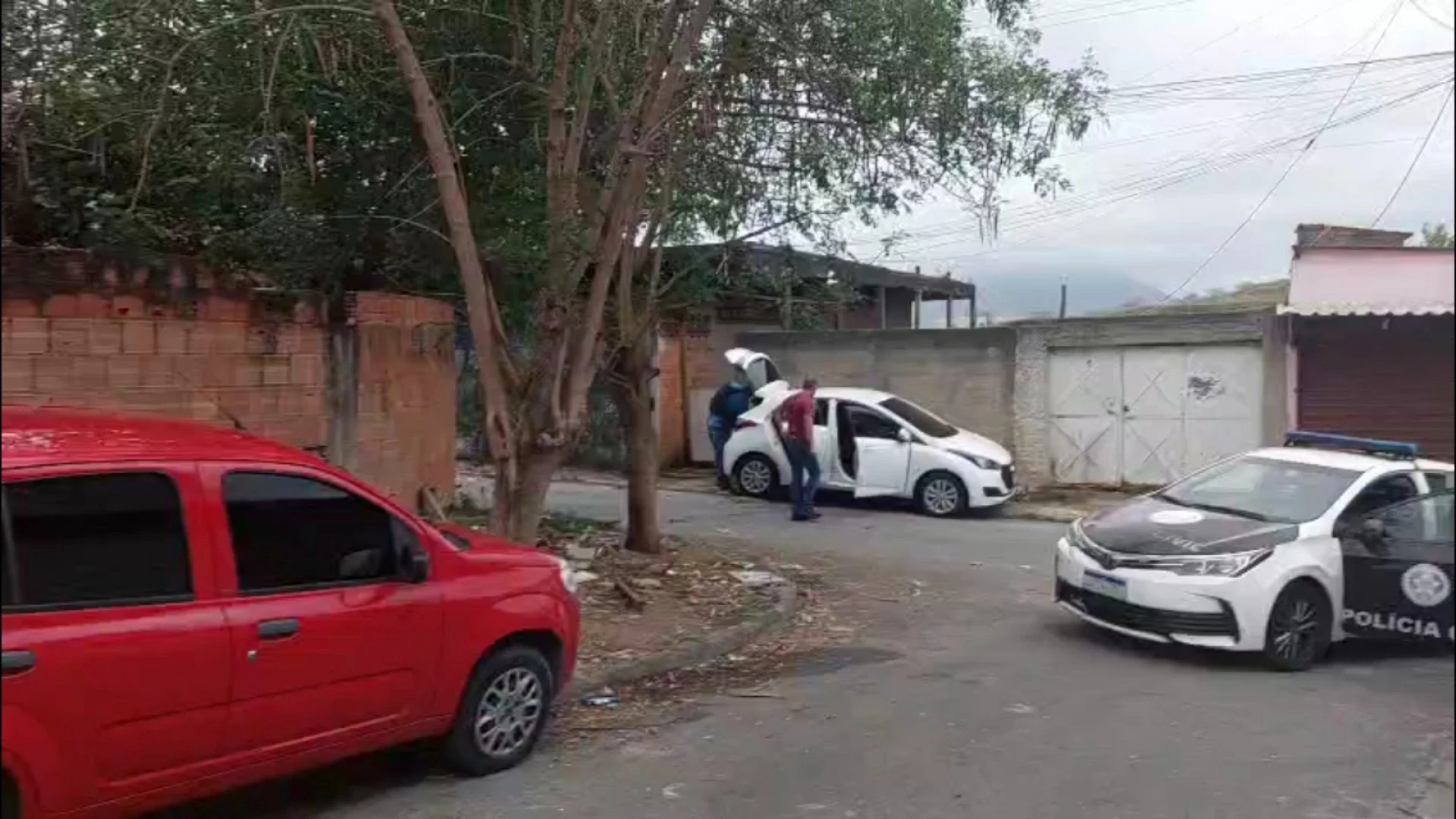 Agentes de segurança descobriram armamentos no automóvel durante a operação.
