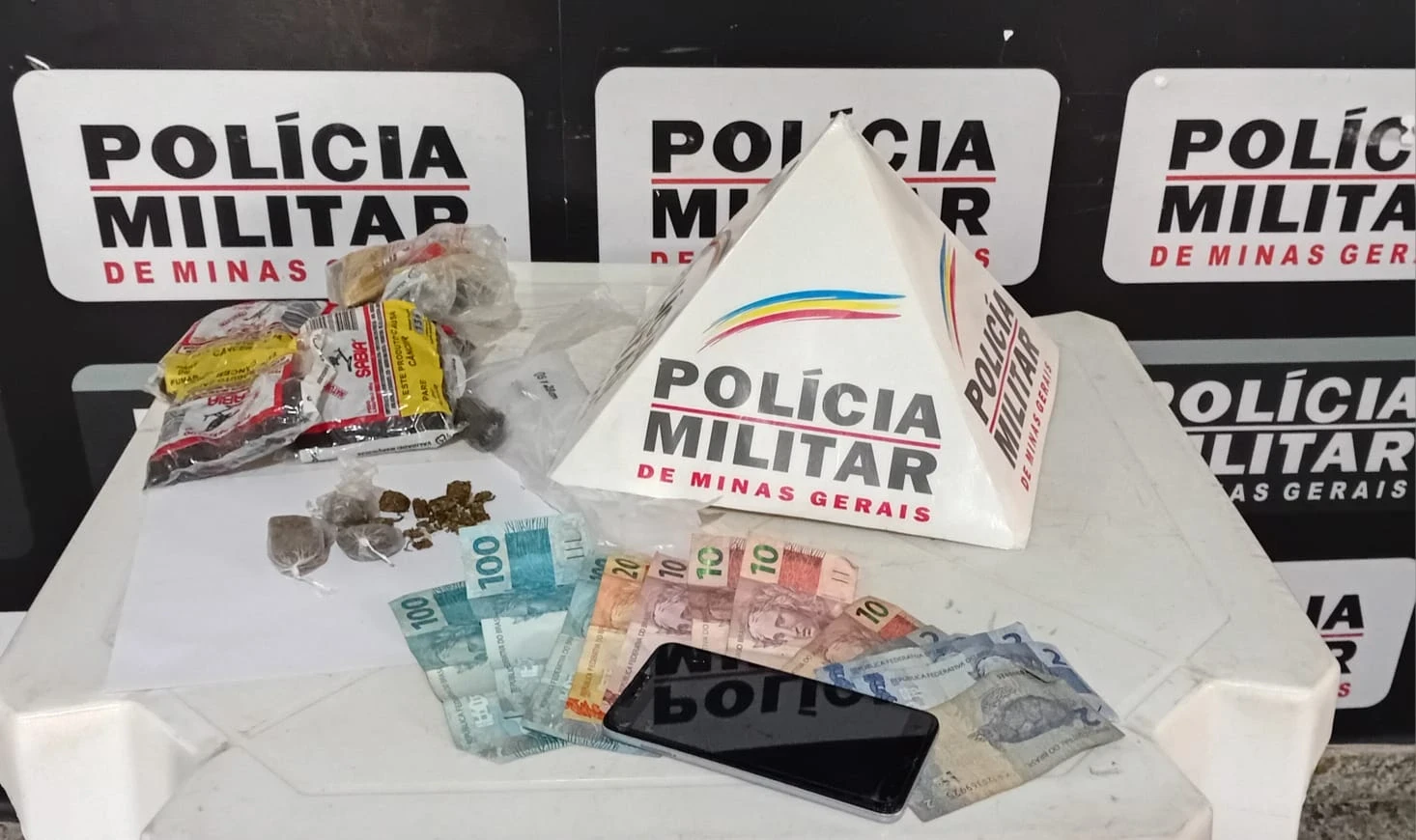 O detido declarou que as drogas eram para consumo próprio e que o dinheiro tinha origem em serviços prestados em outra localidade.