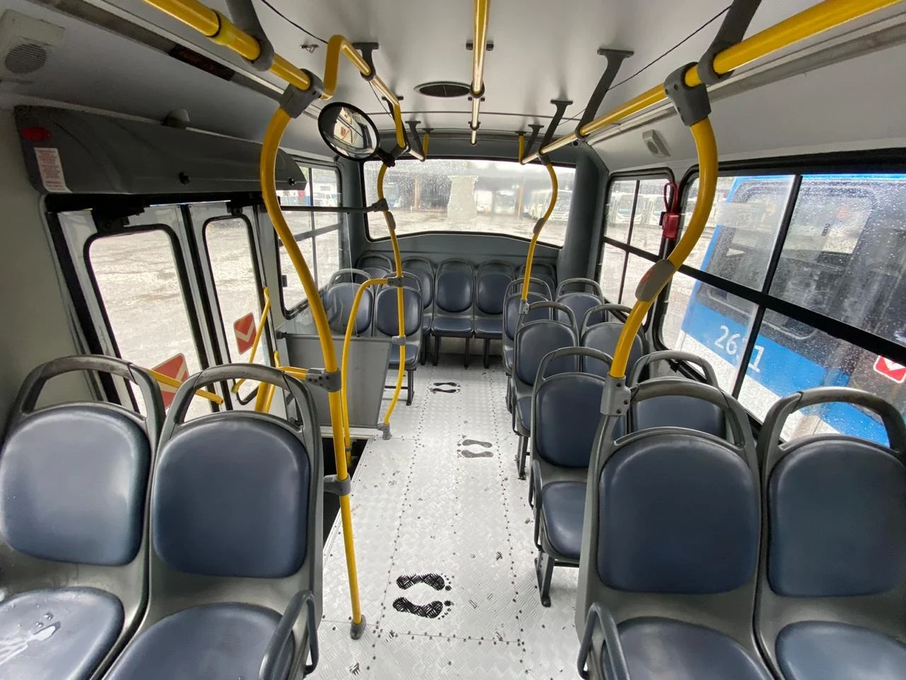 O homem de 43 anos, aparentando estar embriagado, acomodou-se na poltrona do ônibus ao lado da vítima.