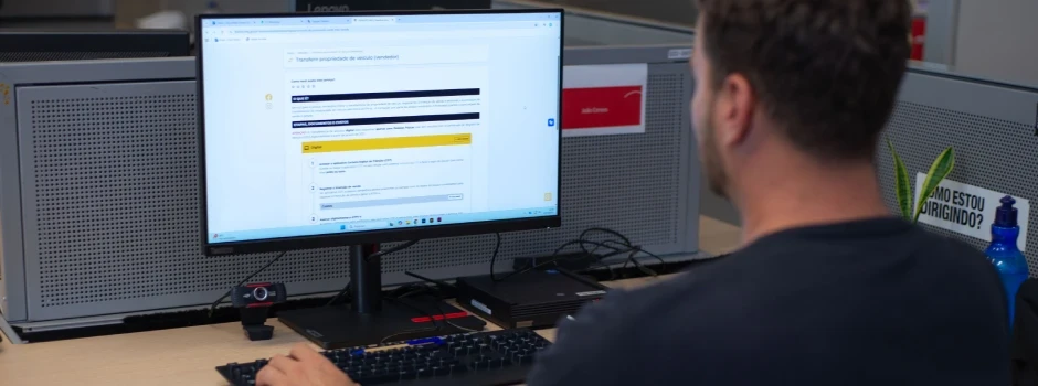 Atualmente, 85% das fases dos serviços de trânsito são realizadas de forma digital, possibilitando que a maior parte das solicitações dos cidadãos seja atendida online, resultando em diminuição de deslocamentos, despesas e tempo de espera.