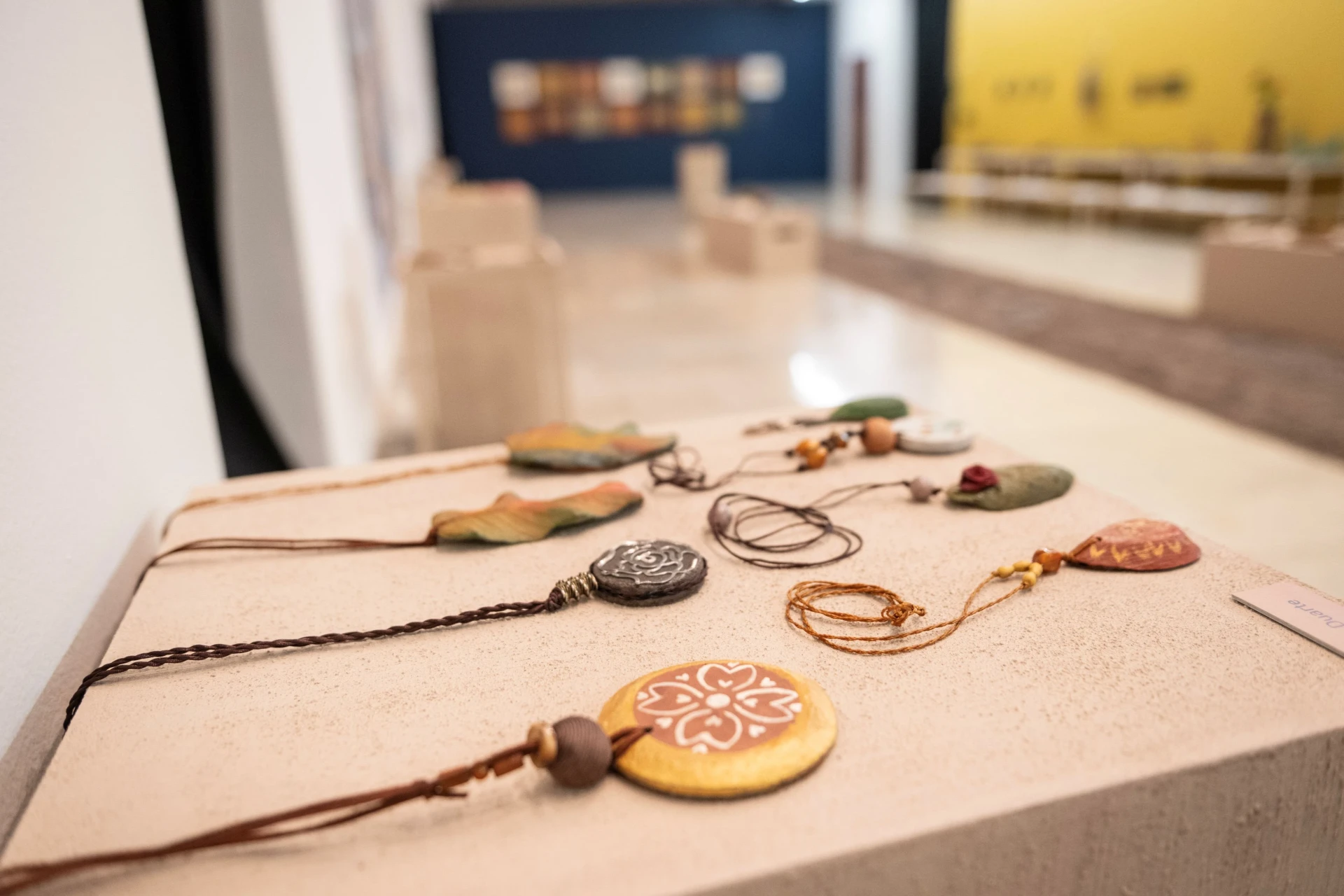 A mostra apresenta peças de artesanato sustentável, com destaque para bijuterias, itens de decoração e adornos religiosos.