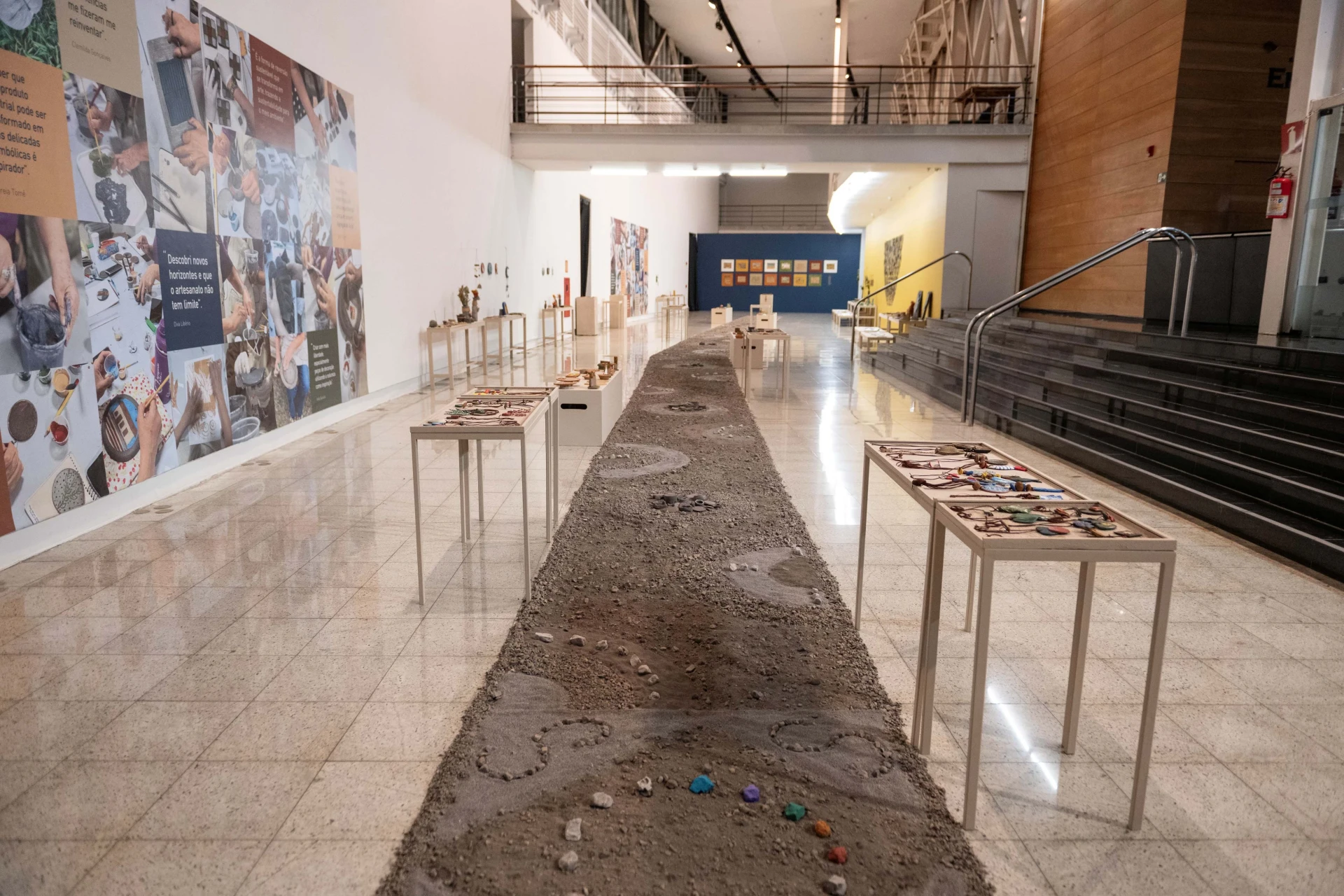 A mostra “Ressignificando o agregado siderúrgico” está aberta ao público na galeria do Centro Cultural Usiminas, em Ipatinga, desde a última quinta-feira (09/10).