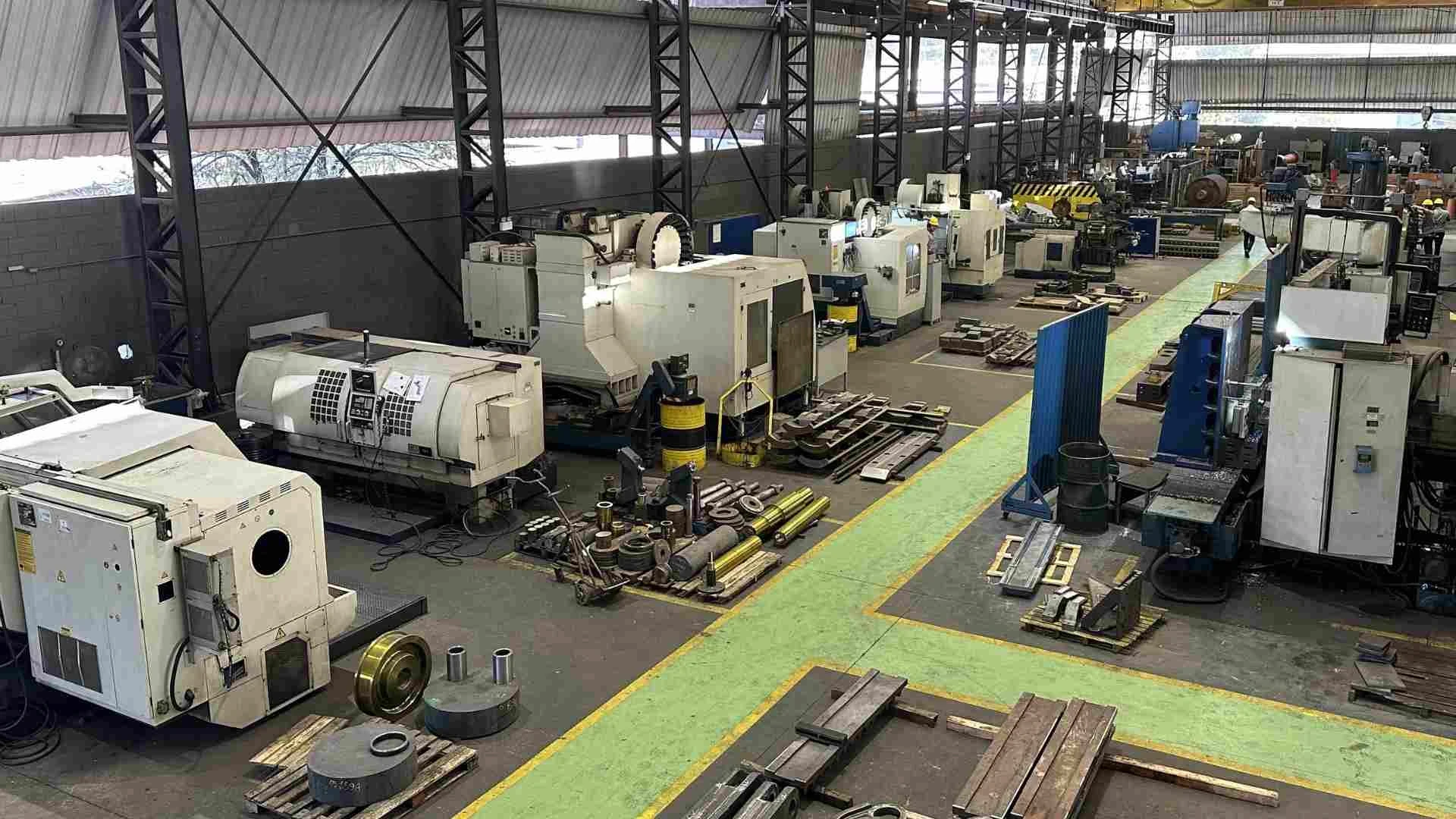 O aço inox, representando resistência, inovação e identidade, servirá como a base para novas ligações, oportunidades de negócios e realizações.