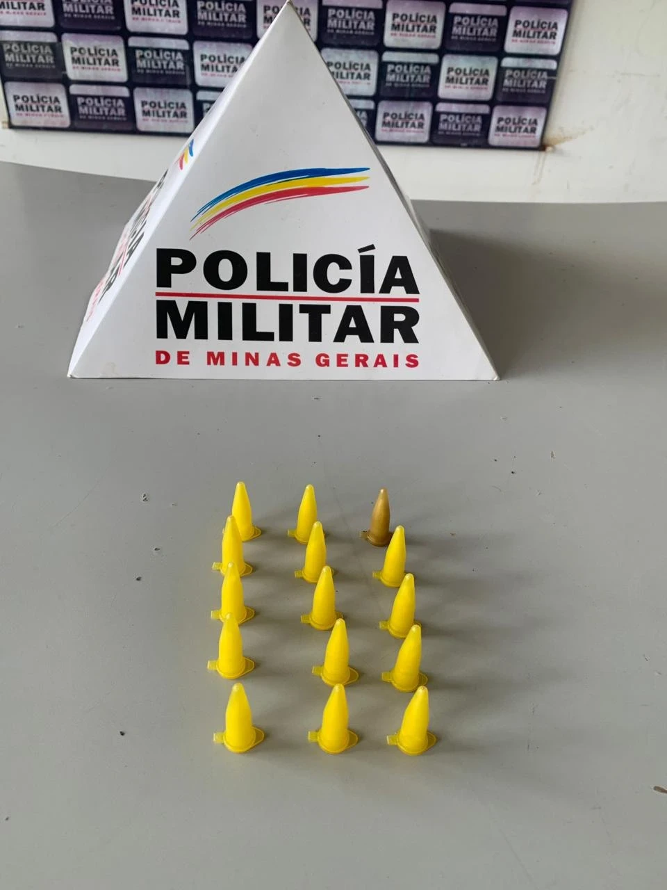 Em razão dos acontecimentos, o material foi confiscado e enviado à Delegacia de Polícia Civil para as medidas cabíveis.