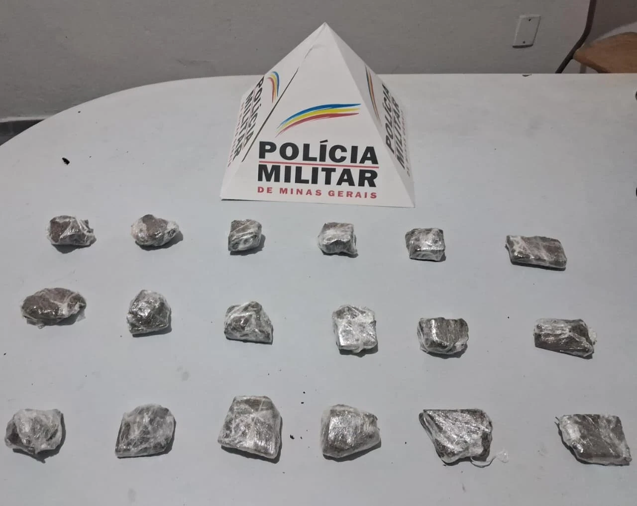 Em decorrência dos acontecimentos, os maiores foram detidos por tráfico de drogas e corrupção de menores, enquanto o adolescente foi apreendido por ato infracional similar ao tráfico.