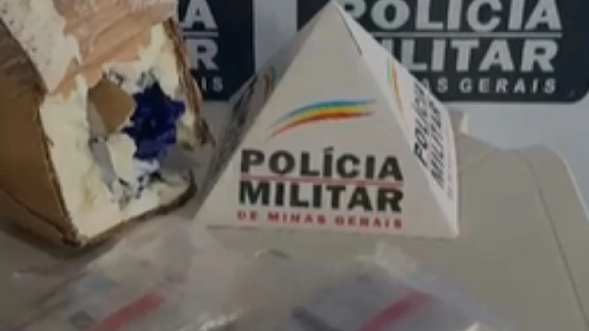 O pacote continha uma declaração de conteúdo adulterada, indicando que se tratava de um equipamento eletrônico. Todo o material foi confiscado e remetido à Delegacia de Polícia Civil.