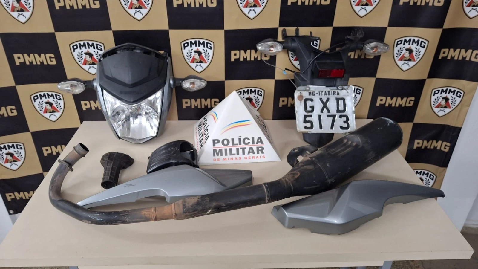 O suspeito foi detido em flagrante por receptação, e os itens confiscados foram levados à Delegacia de Polícia Civil, juntamente com os animais, que serão enviados aos órgãos ambientais adequados.