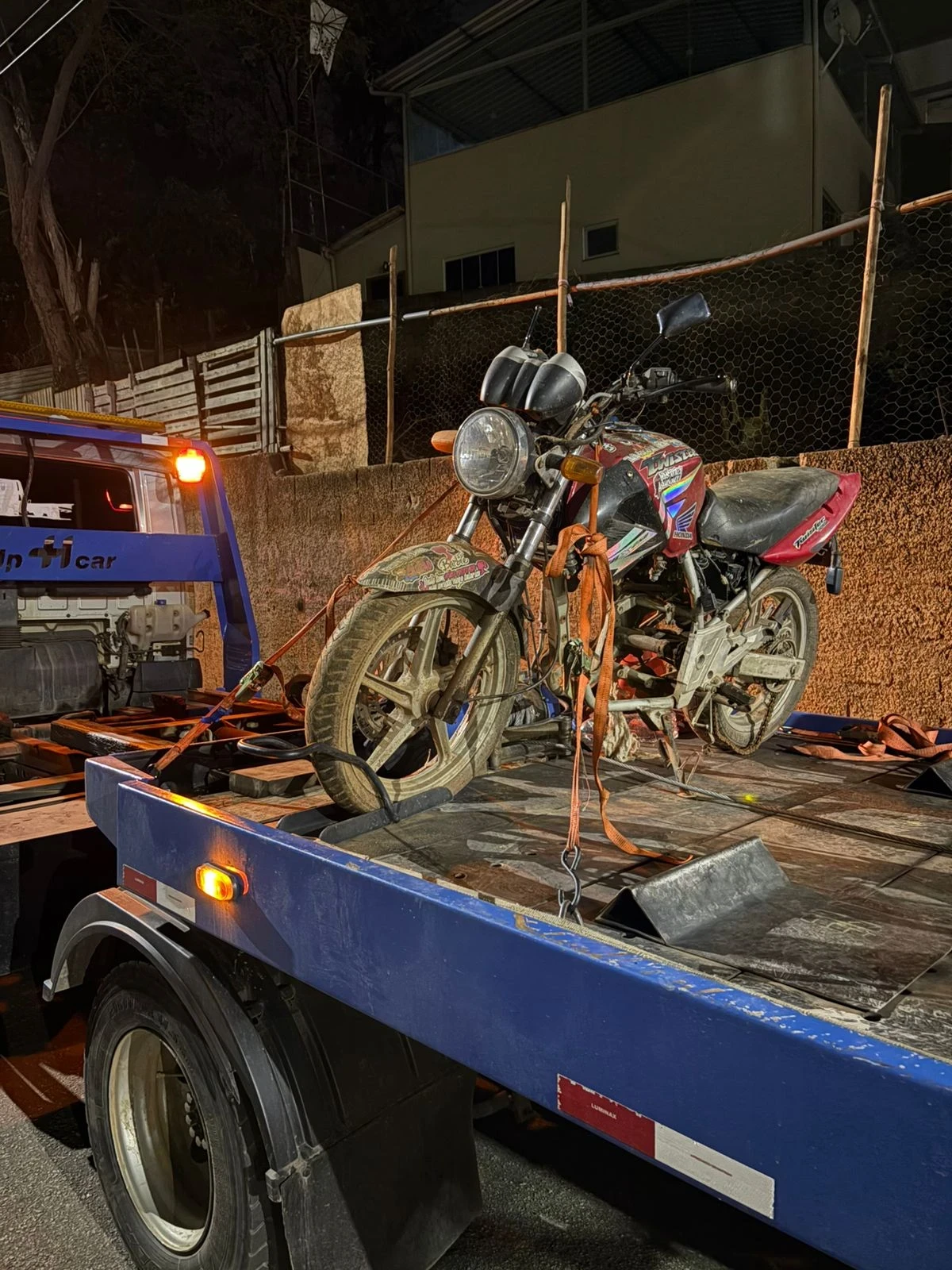 O indivíduo foi detido em flagrante por receptação, e os itens confiscados foram levados à Delegacia de Polícia Civil, juntamente com os animais, que serão encaminhados às autoridades ambientais apropriadas.