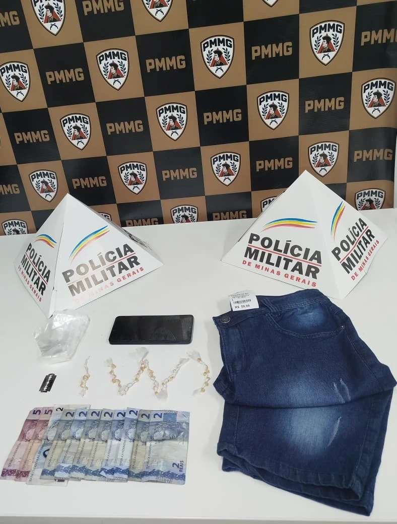 Todo o material foi apreendido e os dois adolescentes foram levados à Delegacia de Polícia Civil, na companhia de um responsável legal.