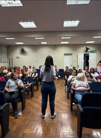 Aproximadamente 700 professores de Timóteo participam de treinamento do Projeto Autismo na Escola, promovido pela Associação Amor Azul com apoio do Edital de Projetos.
