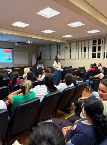 Aproximadamente 700 professores de Timóteo participam de capacitação do Projeto Autismo na Escola, promovido pela Associação Amor Azul com apoio do Edital de Projetos.