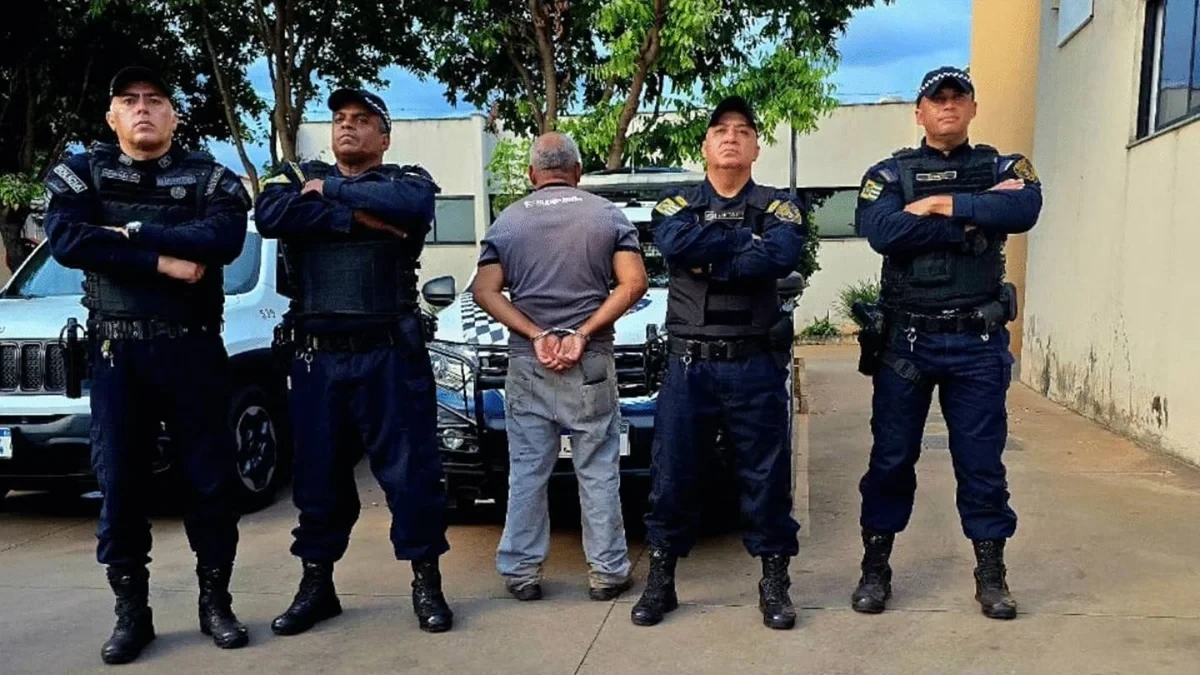 O profissional, de 71 anos, supervisionava aproximadamente 120 jovens com idades variando entre 14 e 17 anos.