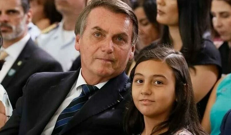 Bolsonaro ao lado de sua filha Laura, que completará 15 anos.
