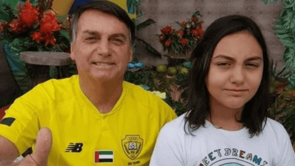 Bolsonaro ao lado de sua filha Laura, que completará 15 anos.