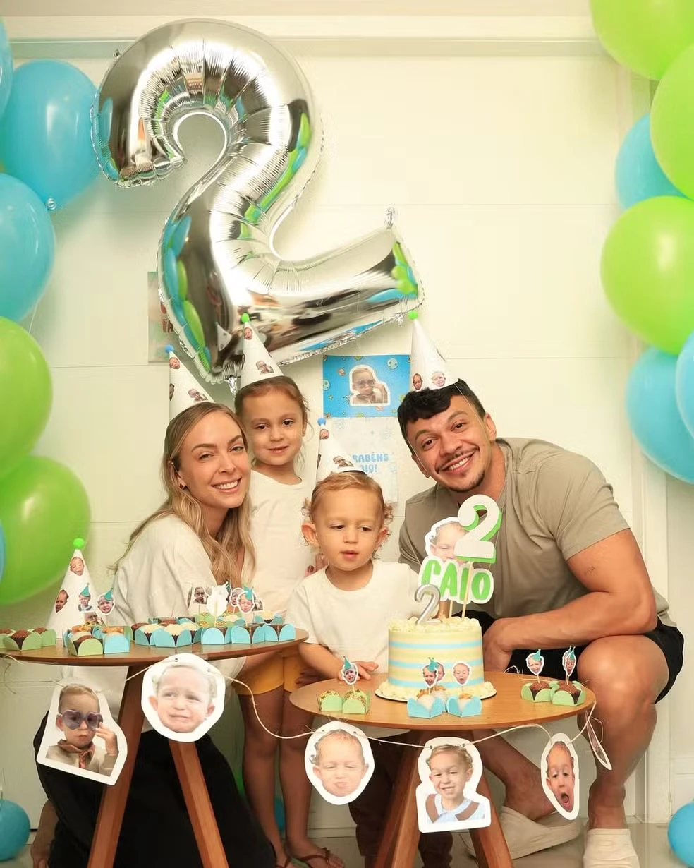 Júlio Cocielo revela o fim de seu casamento com Tata Estaniecki.