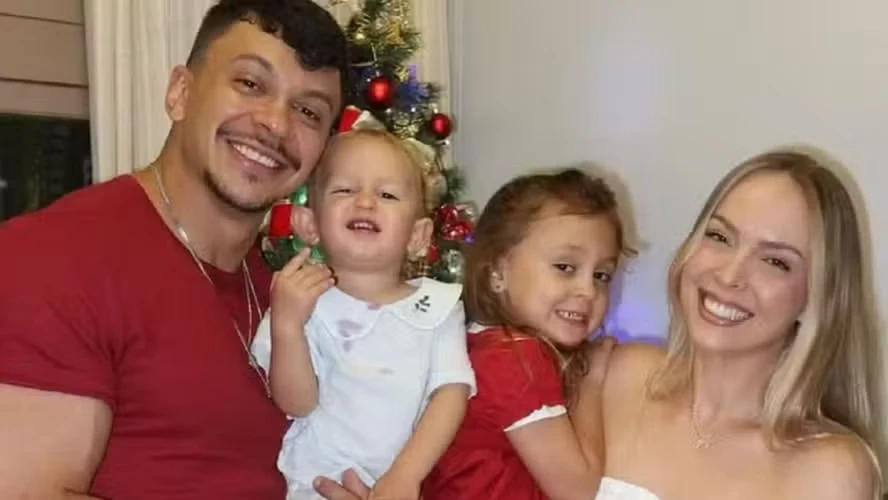 Júlio Cocielo e Tata Estaniecki ao lado das filhas.