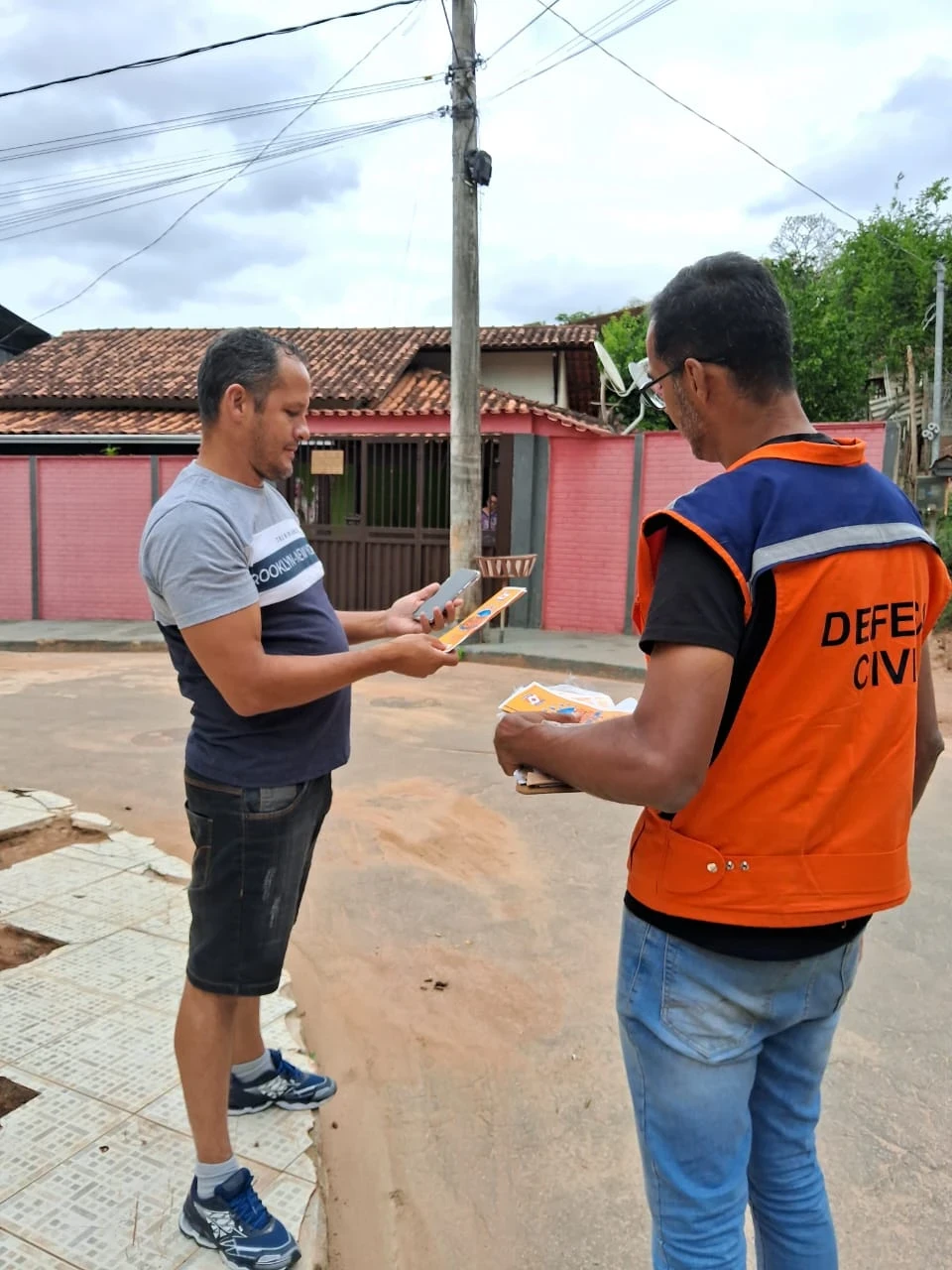 Em situações de emergência, a Defesa Civil pode ser contatada por meio dos telefones 199 ou 3829-8181, enquanto o Corpo de Bombeiros atende pelo número 193.