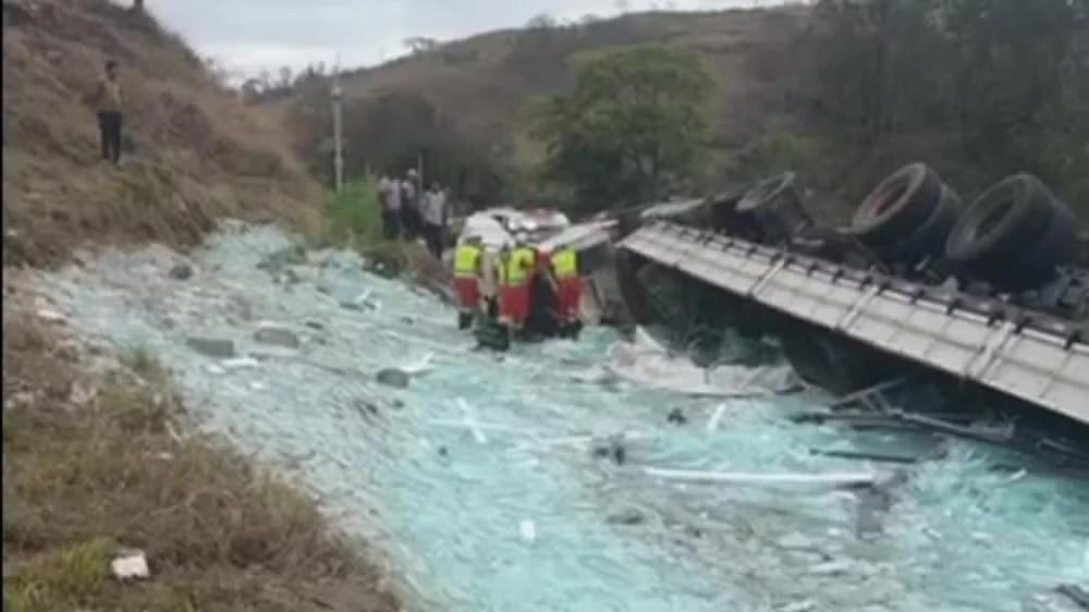Colisão envolvendo carga de vidro deixa condutor ferido na BR-116, em Santa Rita de Minas.