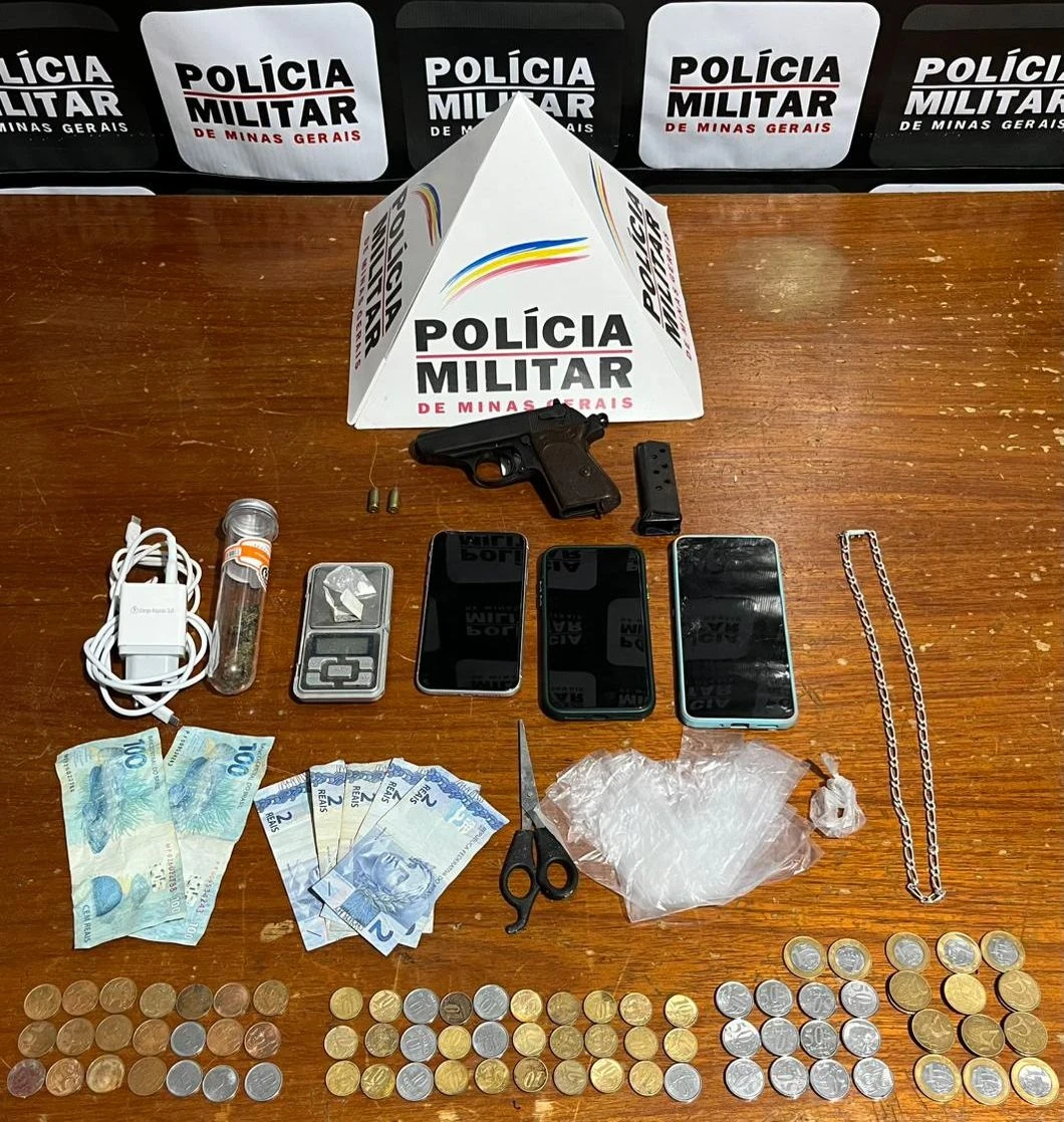 O suspeito foi detido em flagrante por tráfico de drogas e posse ilegal de arma, sendo levado à Delegacia de Polícia Civil para as medidas cabíveis.