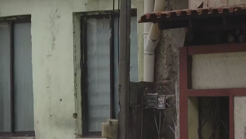 Disparo de arma de fogo sob viaduto atinge janela e televisão de uma casa.