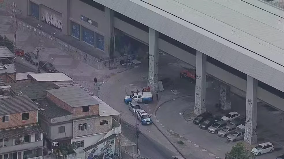 Duas pessoas são mortas sob a estação de metrô em Irajá.
