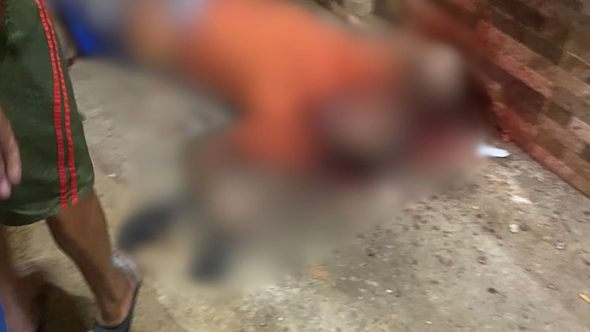 As equipes da Polícia Militar foram chamadas através do 190 após relatos de que três indivíduos tinham sido feridos a tiros.